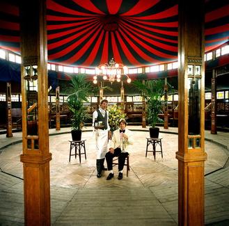 Interieur van The Famous Spiegeltent